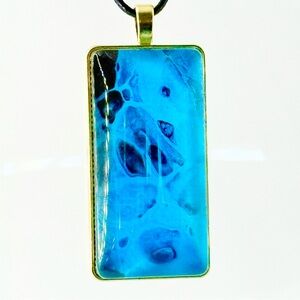 Elegant Blue and Gold Pendant Necklace
